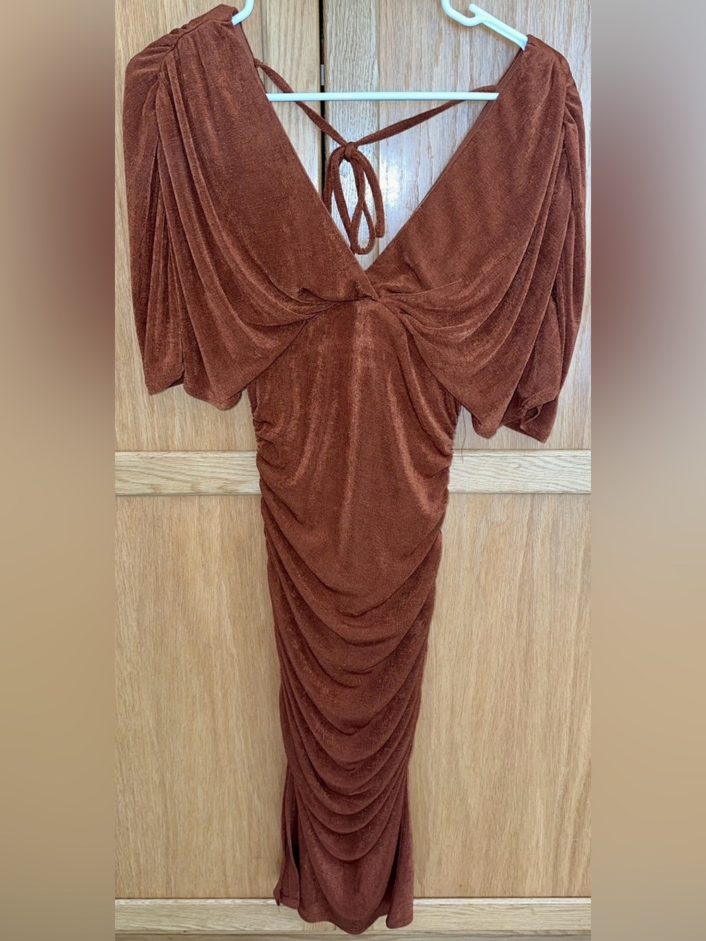 Peach Love California Rust Brown Ruched V‑Neck Midi Dress